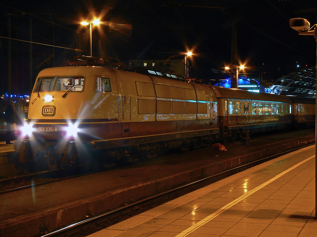 103 235-8 mit IC1817 auf Gleis 8 (!) in K�ln Hbf am 14.11.2010
