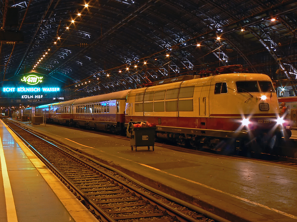 103 235-8 mit IC1817 aus HH-Altona in K�ln Hbf. am 21.11.2010