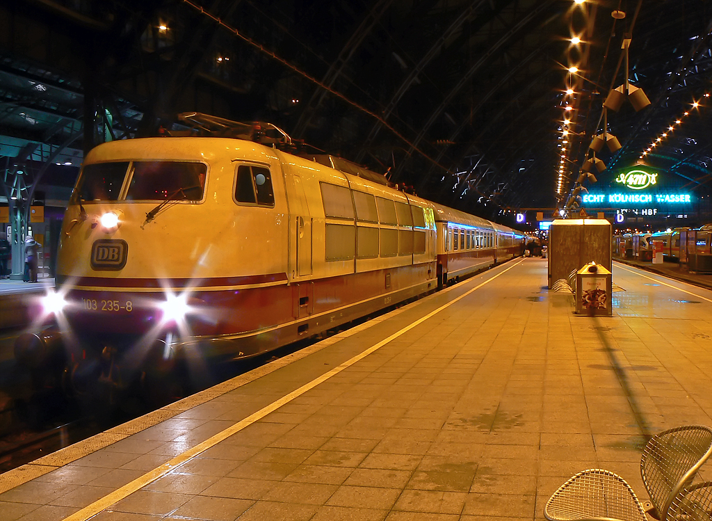 103 235-8 mit TEE Rheingold aus Dresden nach Koblenz an Gleis 7 in K�ln Hbf am 02.01.2011