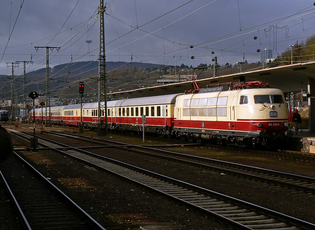 103 235-8 mit TEE Wagen in Koblenz Hbf am 03.04.2010 
