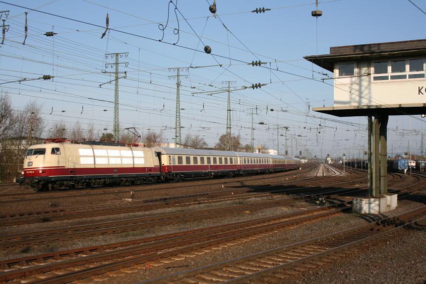 103 235 mit TEE-Rheingold auf der Fahrt von Dortmund nach Trier in Koblenz-L�tzel