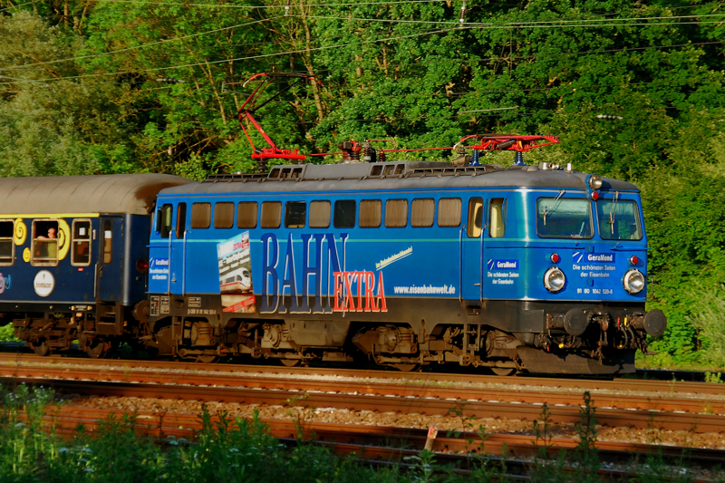 1042 520-8, aufgenommen im letzten Licht des Tages am 15.06.12, bei der Durchfahrt durch Neuoffingen.