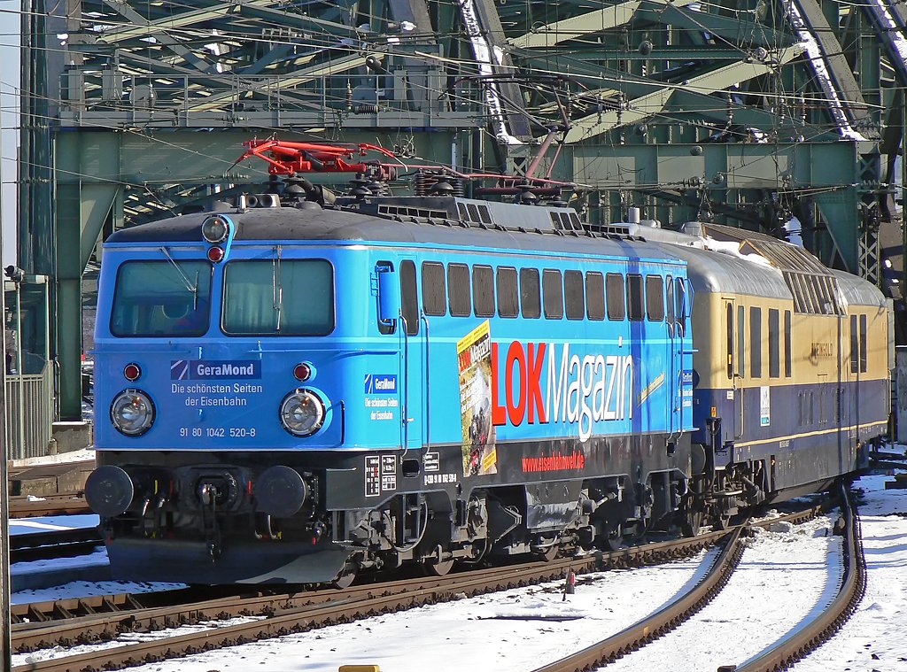 1042 520 mit neuer  LOK Magazin  Werbung bei der einfahrt mit Rheingold Dome Car in K�ln Hbf am 16.02.2010