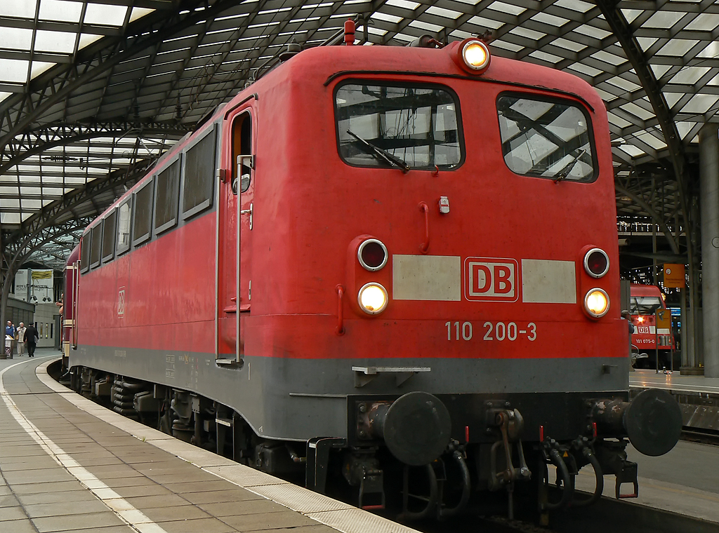 110 200-3 an einem der zahlreichen M�ller Touristik Sonderz�ge an diesem Nachmittag in K�ln Hbf. am 12.09.2010