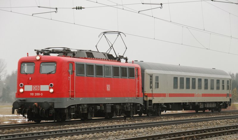110 200-3, aufgenommen mit nur einem einzigen IC-Wagen am Haken, am 09.02.10, bei der Durchfahrt durch Gersthofen, Strecke Donauw�rth-Augsburg.