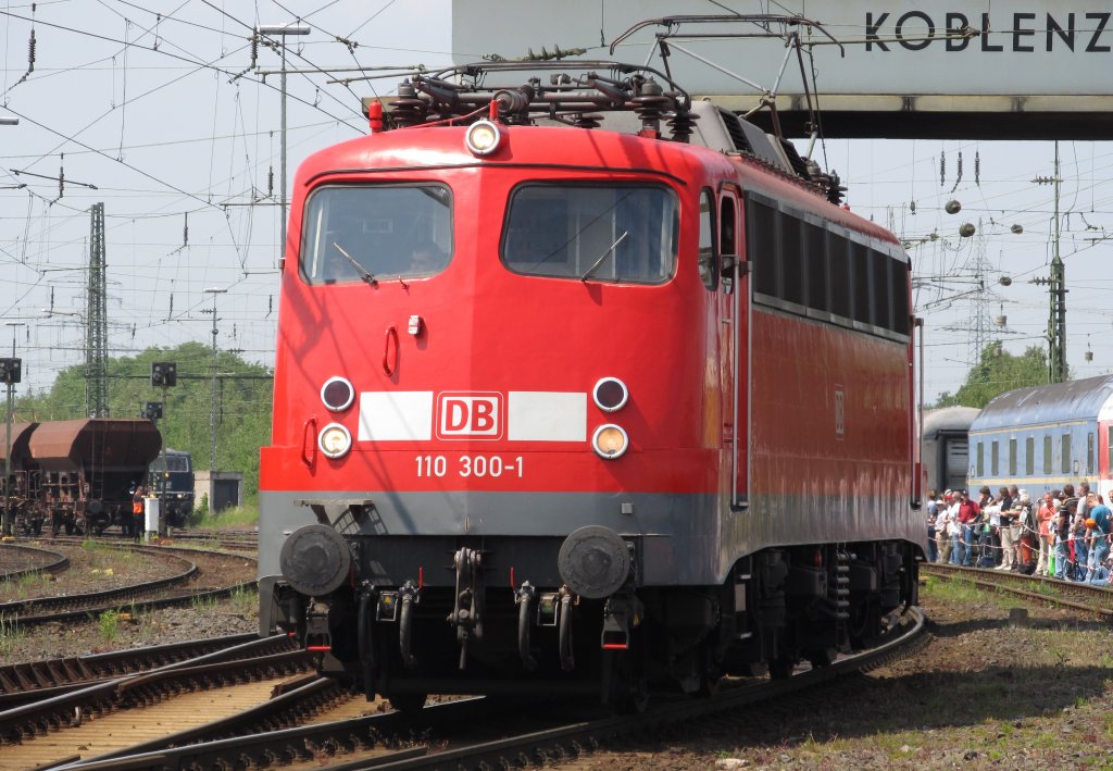 110 300-1 am 21.5.2011 bei der Lokparade im DB Museum Koblenz.