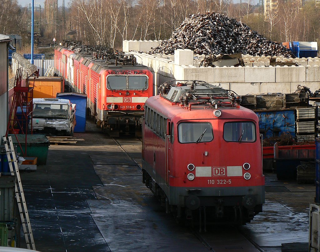 110 322-5 wartet mit zig anderen Loks (u.a. 110 325) auf ihr j�hes Ende durch die Fa. Bender in Opladen , aufgenommen am 27.03.2010