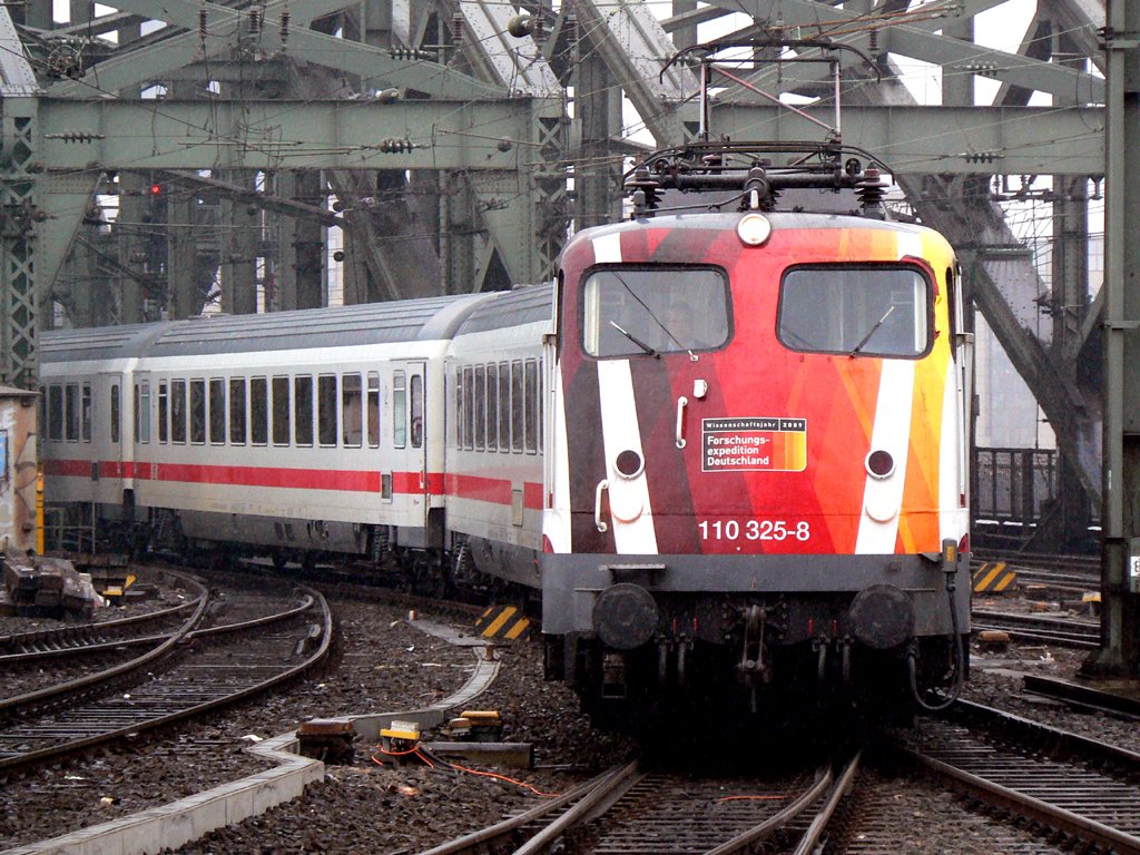 110 325-8 am IC336 von Emden nach Luxembourg bei der Einfahrt in K�ln Hbf. bei leichtem Schneefall am 24.01.2010.