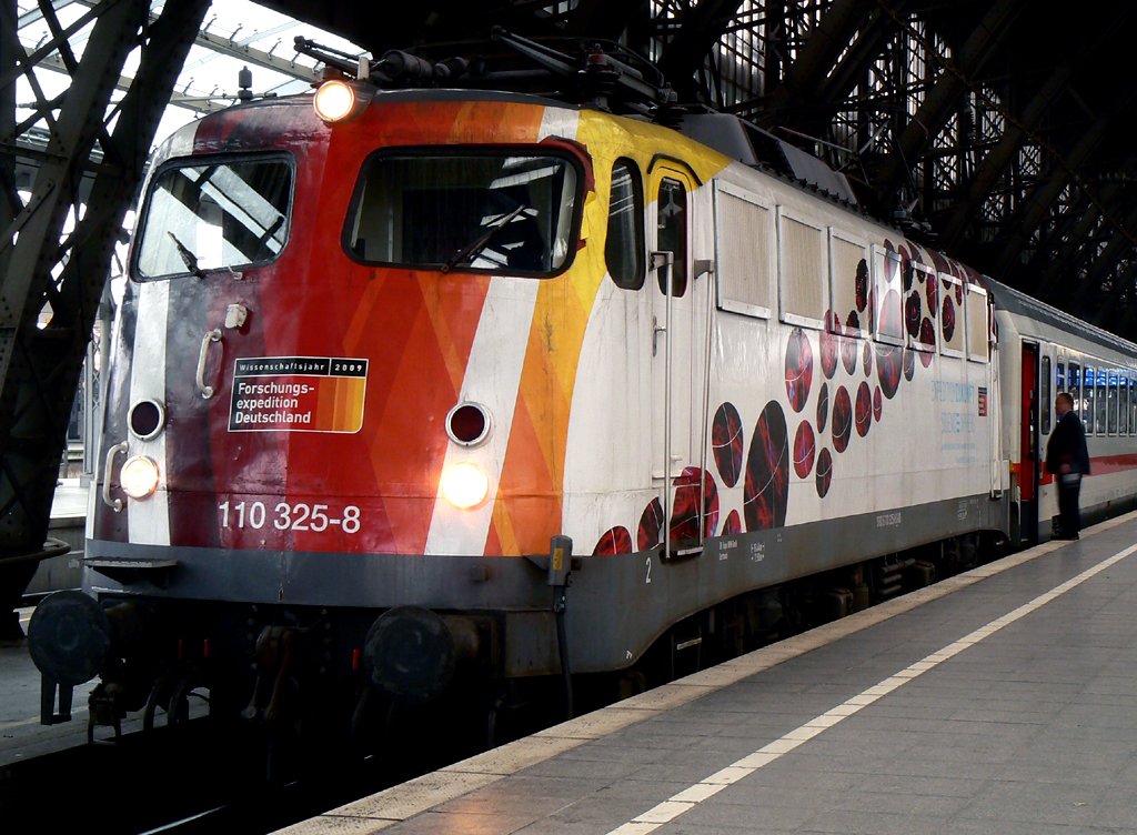 110 325-8 am IC336 von Emden nach Luxembourg in K�ln Hbf. am 24.01.2010.