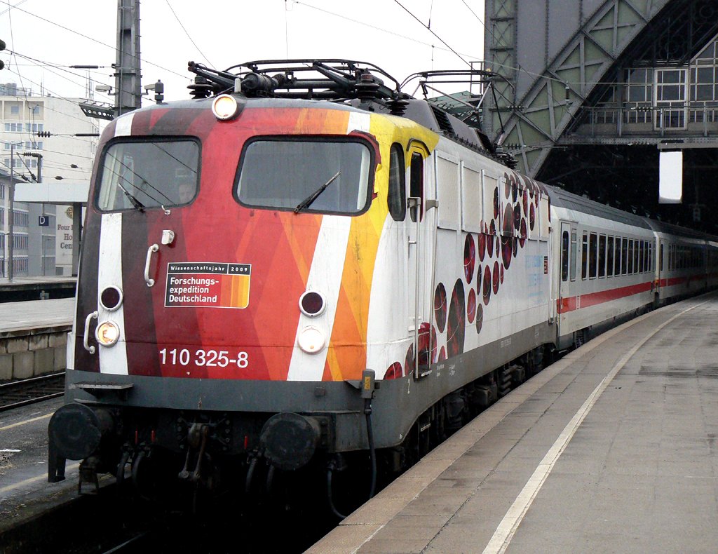 110 325-8 am IC336 von Emden nach Luxembourg bei der Ausfahrt aus K�ln Hbf. bei leichtem Schneefall am 24.01.2010.