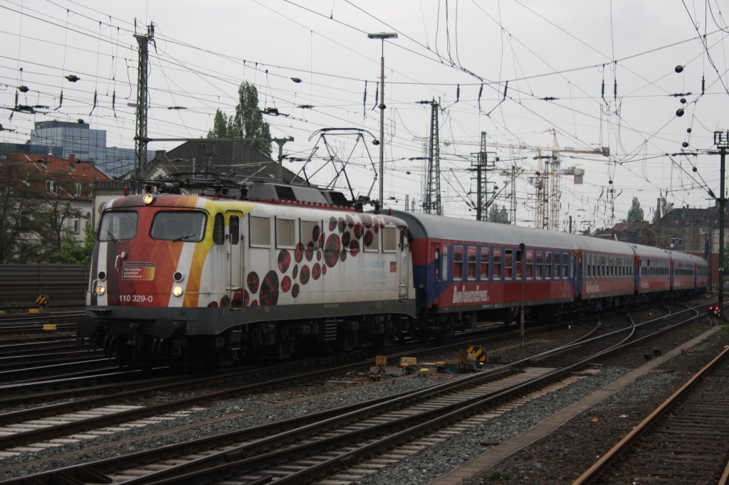 110 329 mit einem Sonderzug in Hannover HBF am 08.05.2010