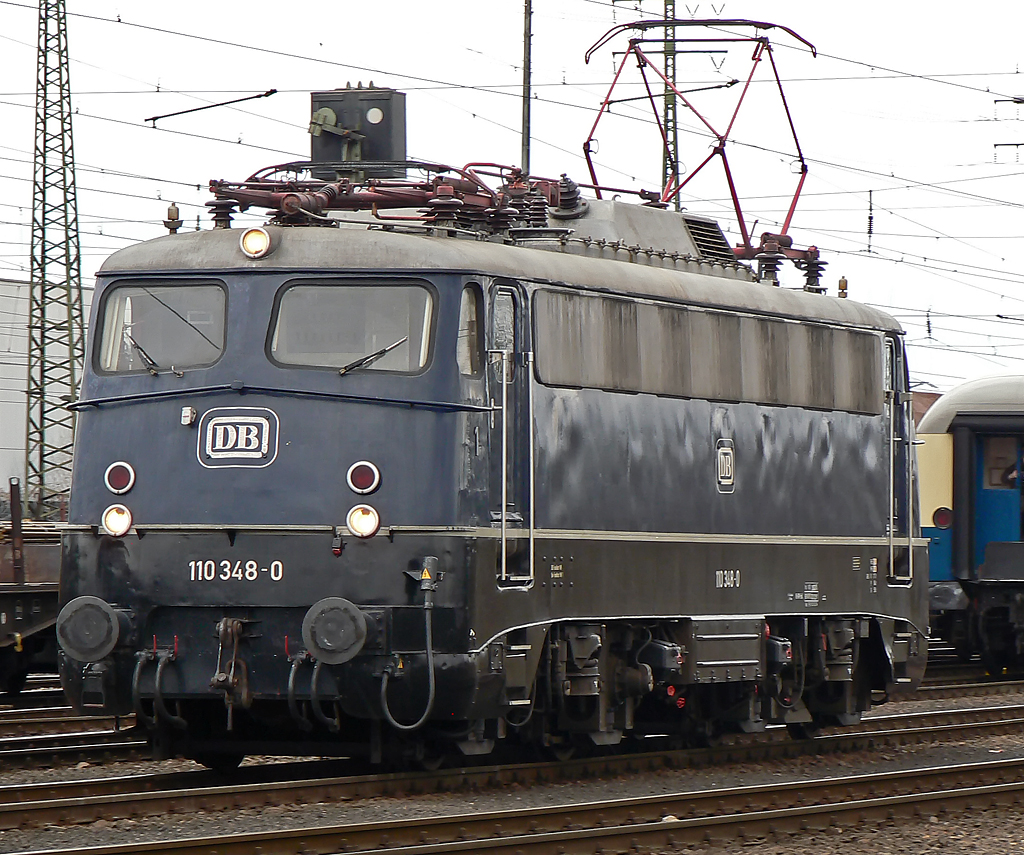 110 348-0 bei der Lokparade in Koblenz-L�tzel am 03.04.2010