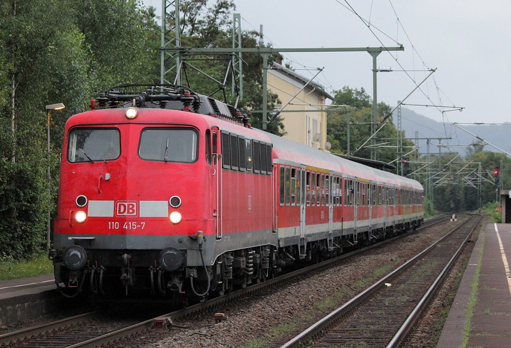 110 415-7 mit Fussballsonderzug am 13.08.2011 in Bonn Oberkassel 