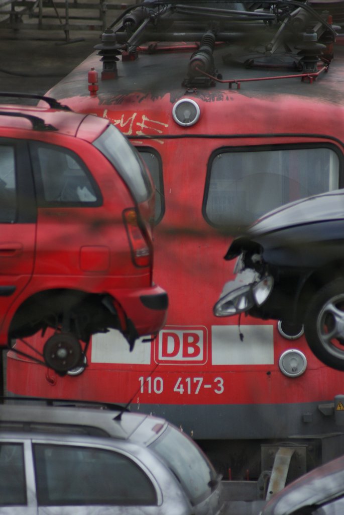 110 417 noch vrsteckt sie sich hinter ein paar Schrott PKWs.
