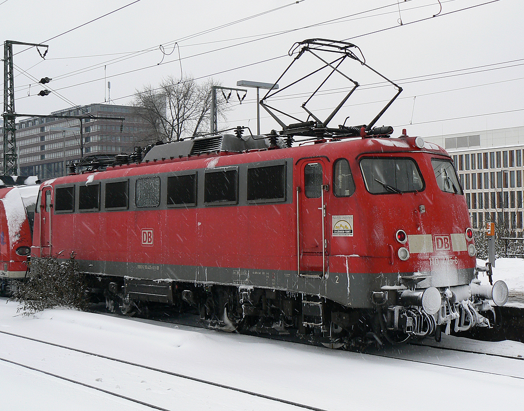 110 425-6 schiebt den  Quietschie  durchs winterliche K�ln Messe/Deutz am 24.12.2010