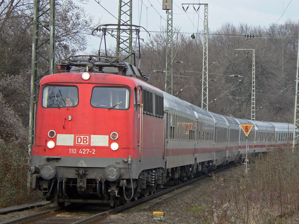 110 427-2 mit IC136 in K�ln West am 17.01.2011