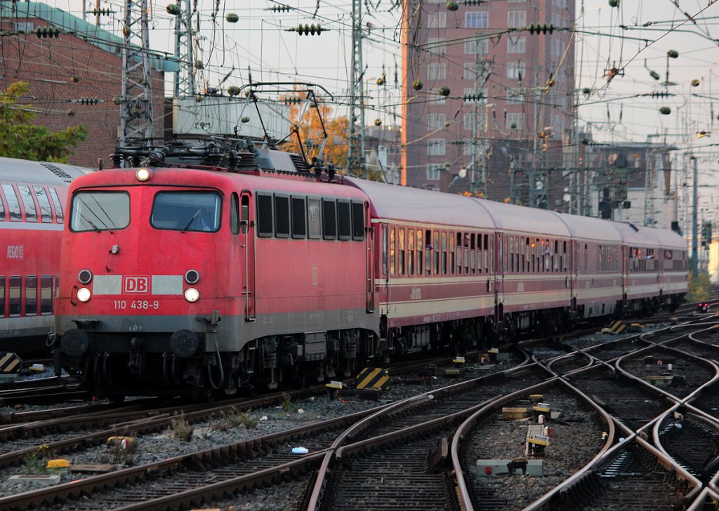 110 438-9 mit M�ller Touristik Sonderzug in K�ln Hbf am 30.10.2011