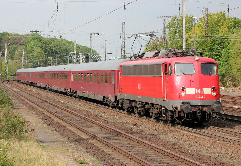 110 441-3 mit dem AZ13409 Venlo-Basel-Livorno in K�ln West am 03.05.2013