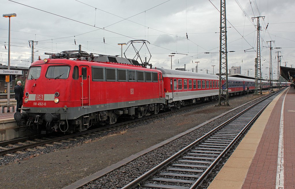 110 452-0 �bernimmt nun bis K�ln den WDR 4 Schlagerexpress, den 218 387-9 & 218 105-5 aus Brilon Wald nach Dortmund gebracht haben, aufgenommen in Dortmund Hbf am 19.06.2011