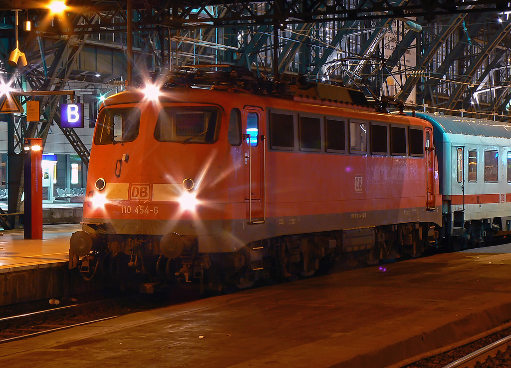 110 454-6 im Portrait an Gleis 3 mit IC 2339 in K�ln Hbf am 02.01.2011
