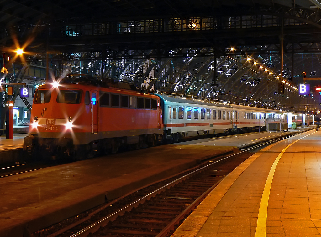 110 454-7 mit IC2339 in K�ln Hbf am 02.01.2011