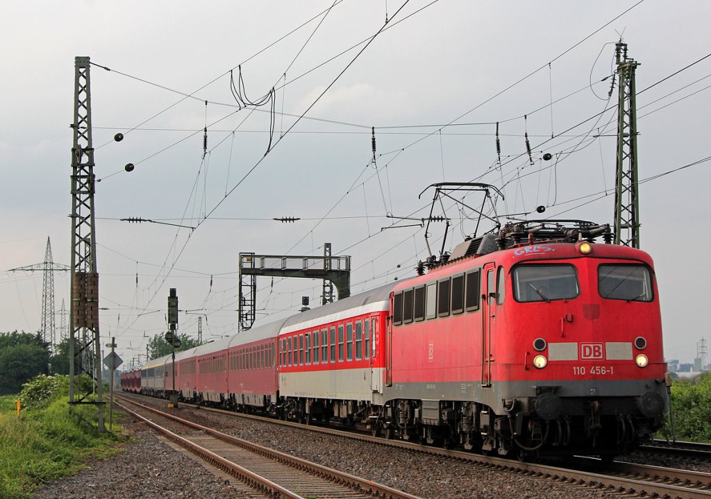 110 456-1 mit Autoslaaptrein in Br�hl am 01.06.2012
