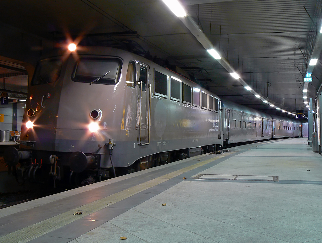 110 457-9 am AEG Schulungszug in K�ln Messe/Deutz tief am 18.11.2010