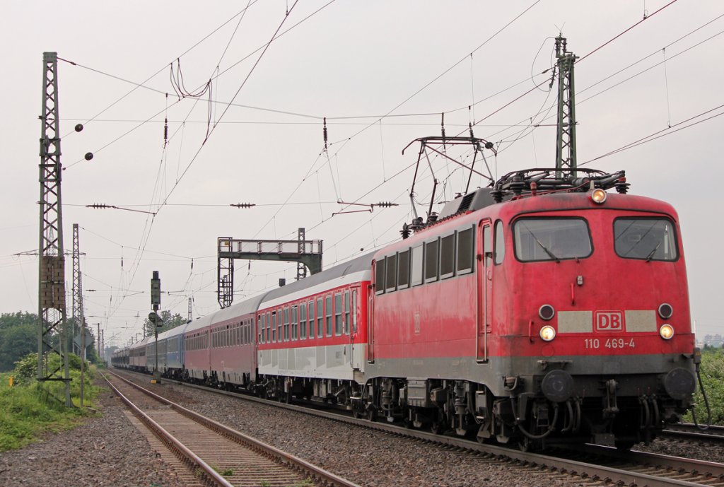 110 469-4 mit Autoslaaptrein in Br�hl am 01.06.2012