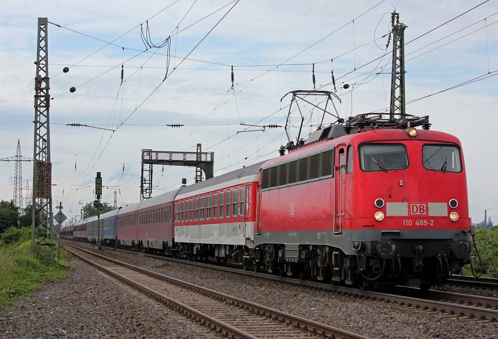 110 489-2 mit Autoslaaptrein in Br�hl am 15.06.2012
