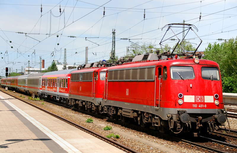 110 491-8 + 110 480-1, aufgenommen vor einer bunt gemischten Wagengarnitur bei der Durchfahrt durch den Heimeranplatz am 11.05.12.