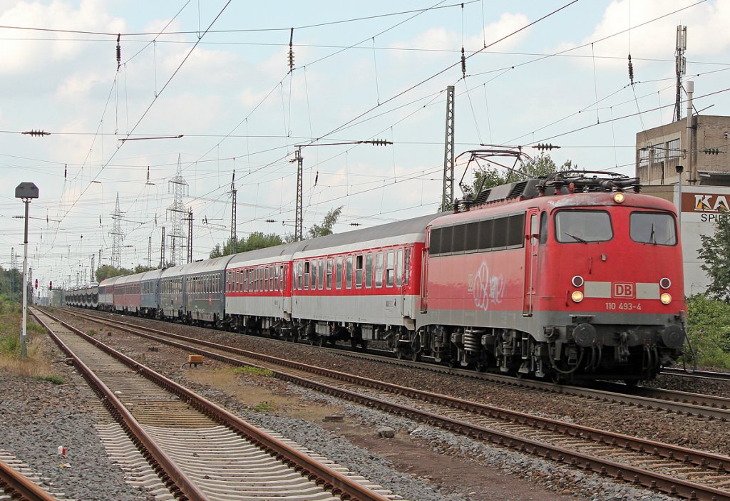 110 493-4 mit Autoslaaptrein bei Br�hl Vochem am 19.08.2011