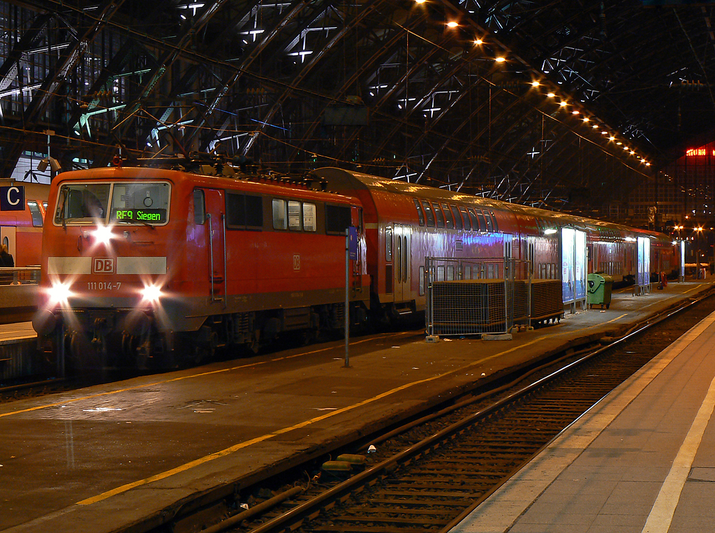 111 014-7 am RE9 nach Siegen in K�ln Hbf am 02.01.2011