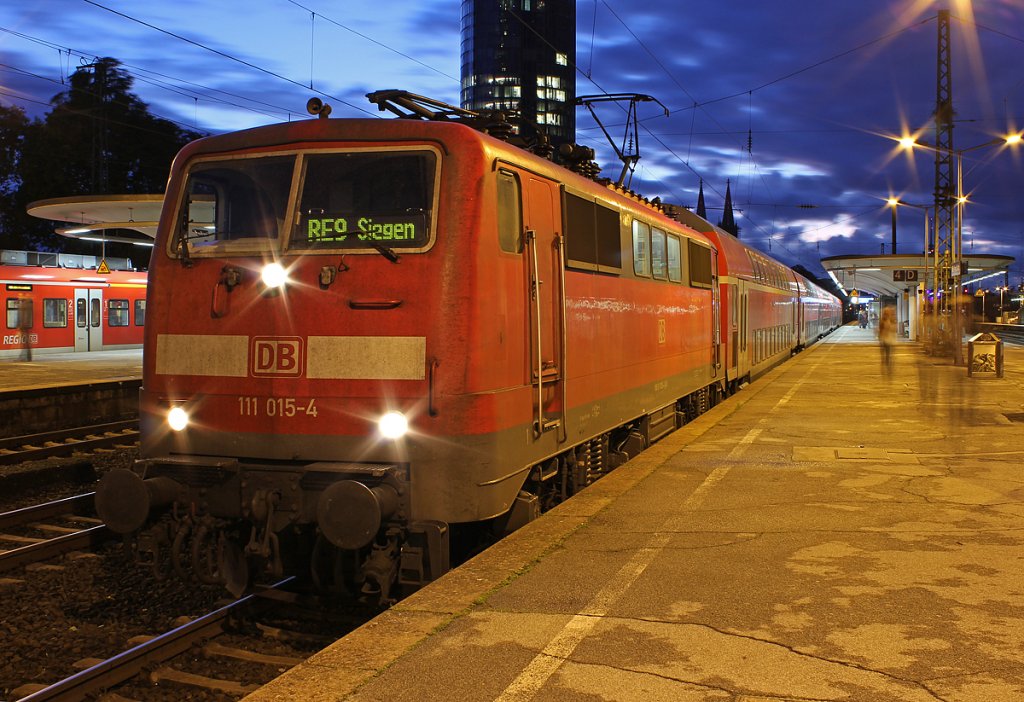 111 015-4 am RE9 in K�ln Messe/Deutz am 08.10.2011