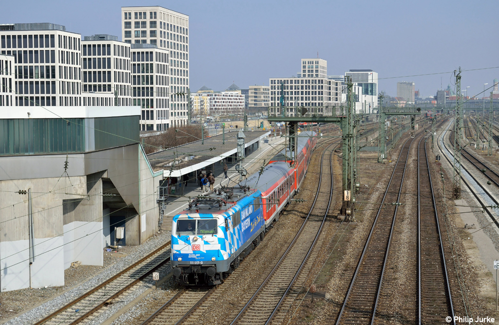 111 017-0 mit der RB 59517 von M�nchen nach Mittenwald am 04.04.2013 an der Donnersbergerbr�cke.