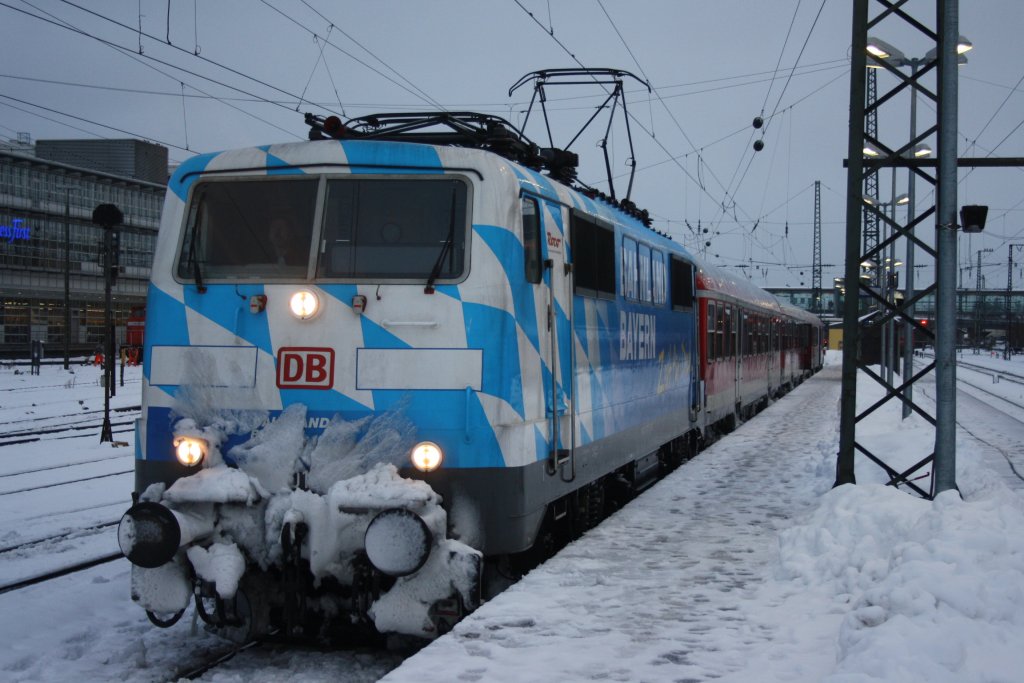 111 017 am 11.12.2010 im Bahnhof von Regensburg