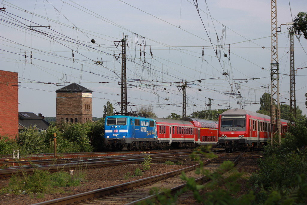 111 017 kommt am 22.05.2011 an der Einfahrt Frankfurt vorbei
