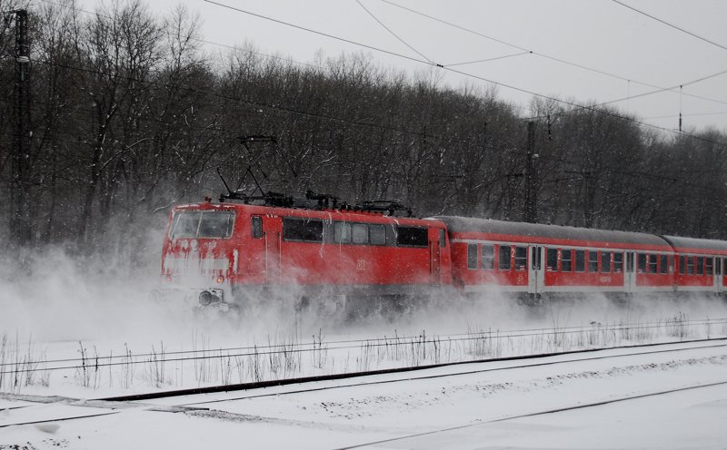 111 020, aufgenommen beim Winterdienst, bei der Durchfahrt durch Neuoffingen, Strecke Donauw�rth-Neuoffingen-Ulm.