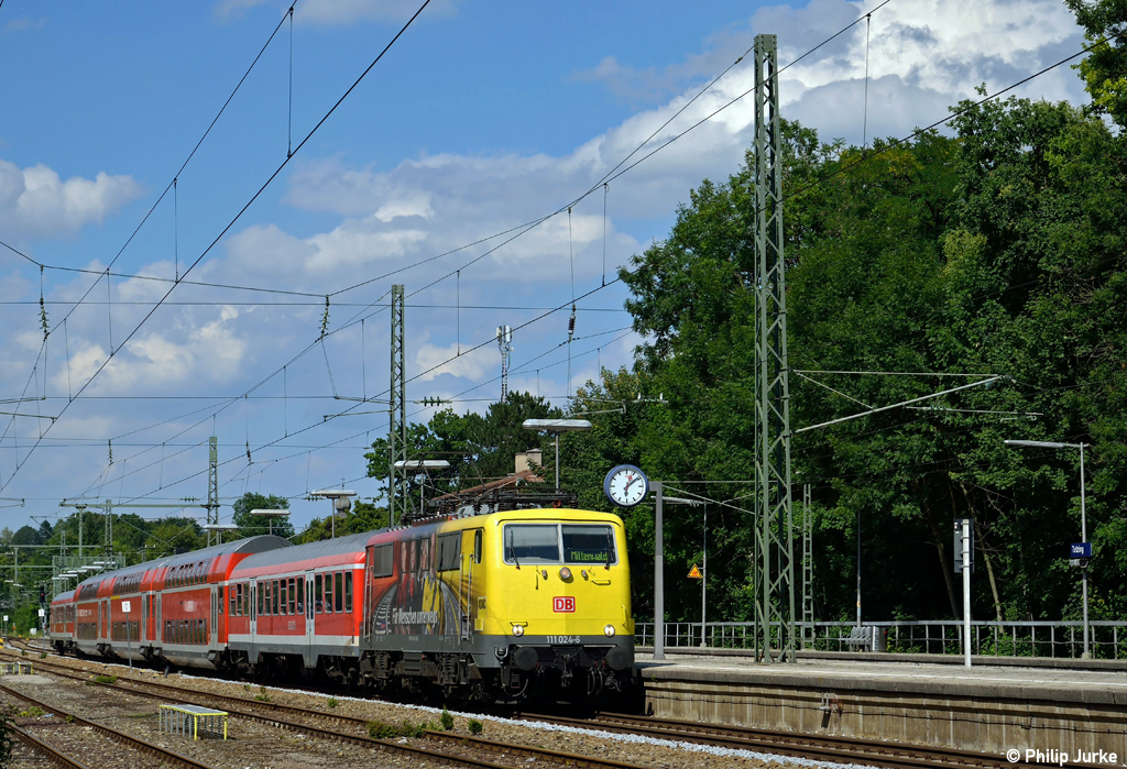 111 024-6 mit der RB 59517 nach Mittenwald am 31.07.2012 in Tutzing.