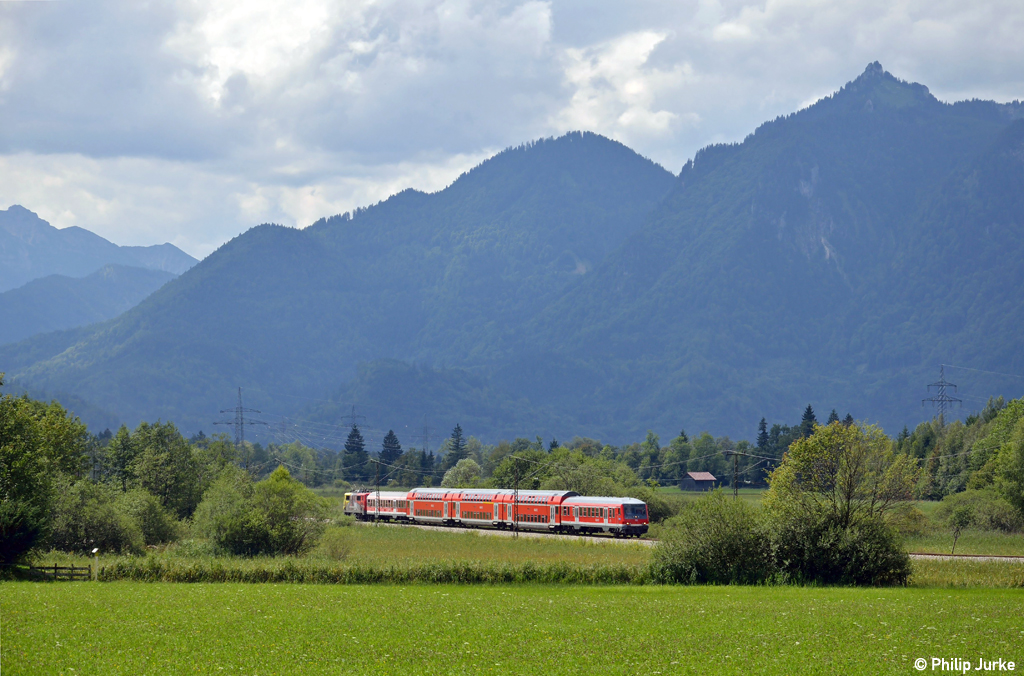 111 024-6 schiebt die RB 59526 von Garmisch-Partenkirchen nach M�nchen am 31.07.2012 durch Ohlstadt.