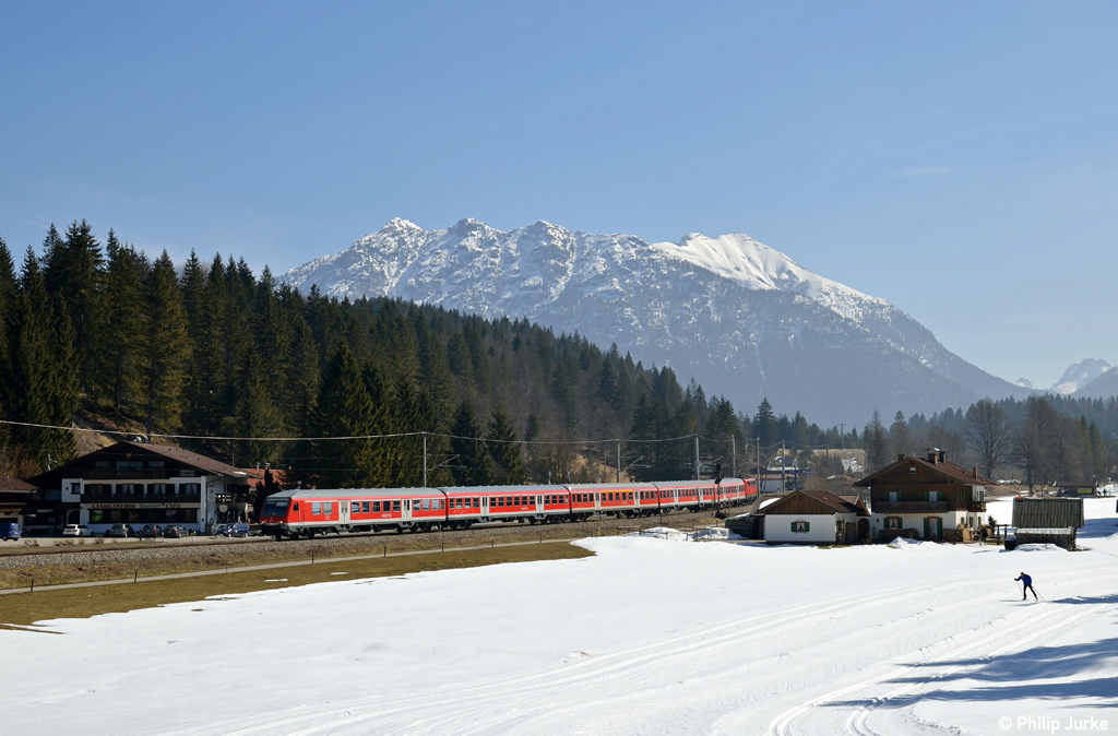 111 026-1 mit der RB 5412 von Innsbruck nach M�nchen am 04.04.2013 bei Klais.