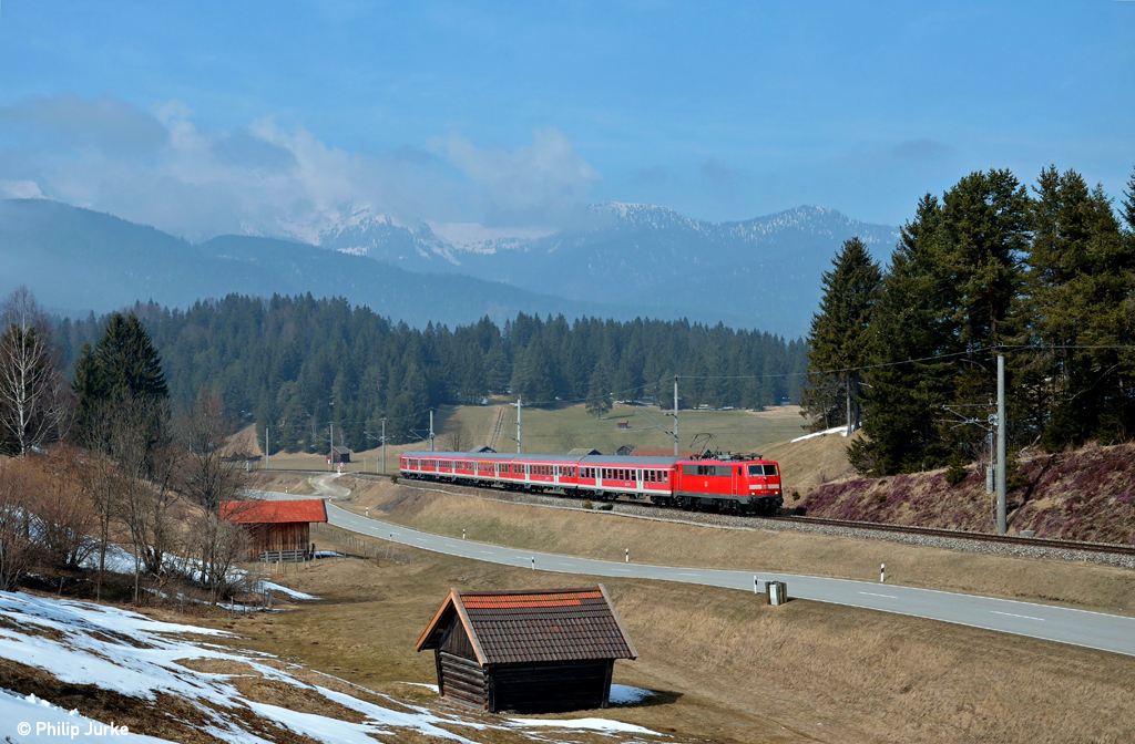111 026-1 mit der RB 5421 von M�nchen nach Innsbruck am 02.04.2013 bei Klais.