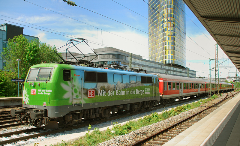 111 039-4,  Mit der Bahn in die Berge , aufgenommen am 11.05.12, bei der Durchfahrt durch den Heimeranplatz.