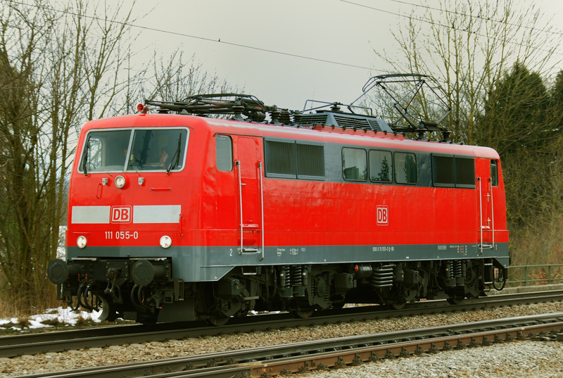 111 055-0 kam solo von Salzburg herauf. Aufgenommen am 19.02.13, in A�ling.