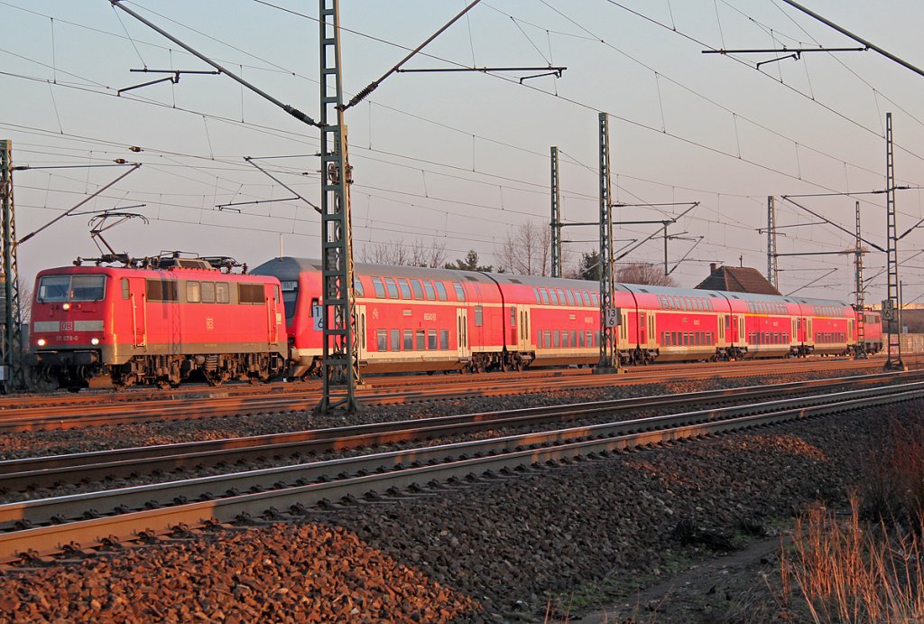 111 079 mit 111 075 im Sandwich am RE9 rtg Aachen, kurz hinter Porz Wahn am 22.02.2011