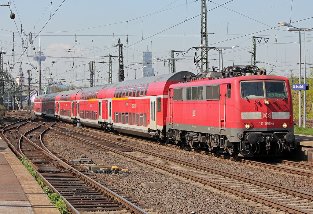 111 096-4 am RE9 in K�ln Messe/Deutz am 08.04.2011