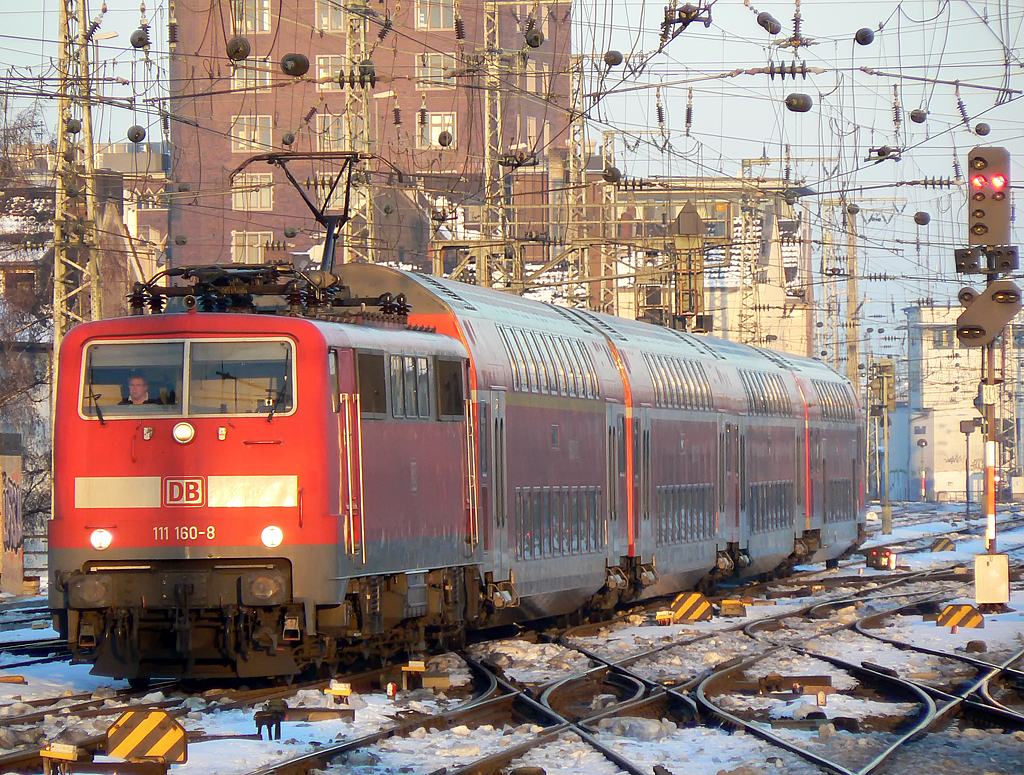 111 160-8 am RE1 in K�ln Hbf am 30.12.2010