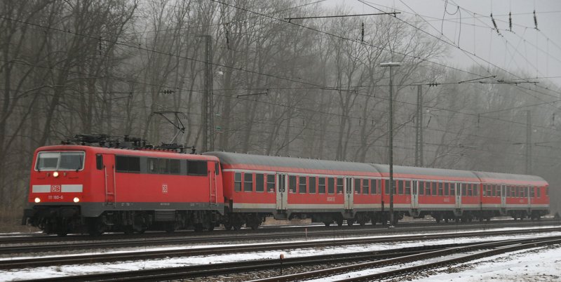 111 180-6, aufgenommen mit der RB Ulm-Donauw�rth, 22.01.10, bei der Durchfahrt durch Neuoffingen, Strecke Ulm-Neuoffingen-Donauw�rth.