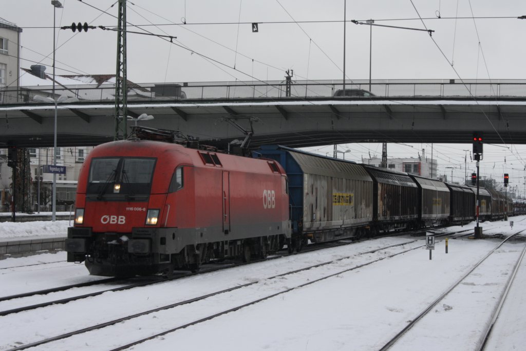 1116 006 am 11.12.2010 im Bahnhof von Regensburg