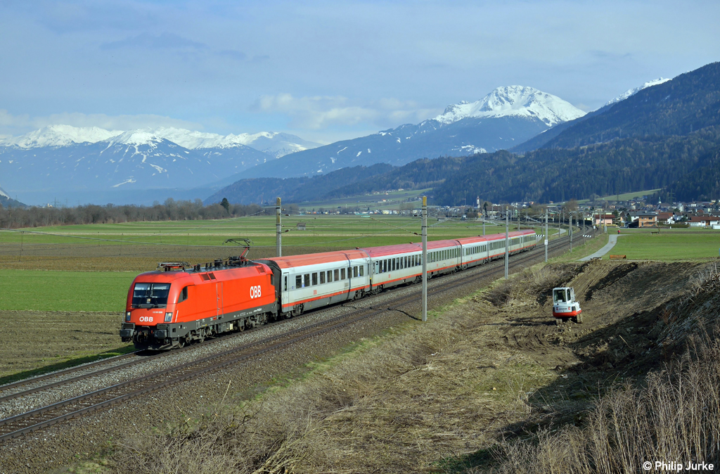 1116 028-2 mit dem OIC 864 von Wien West nach Bregenz am 02.04.2013 bei Flaurling.