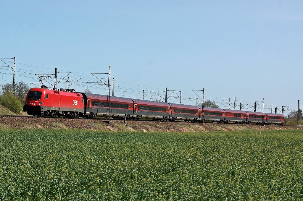 1116 042 ist mit dem raijet nach Ungarn unterwegs.
Aufgenommen am 10.04.2011 in der Kurve von Berg am Laim in M�nchen.